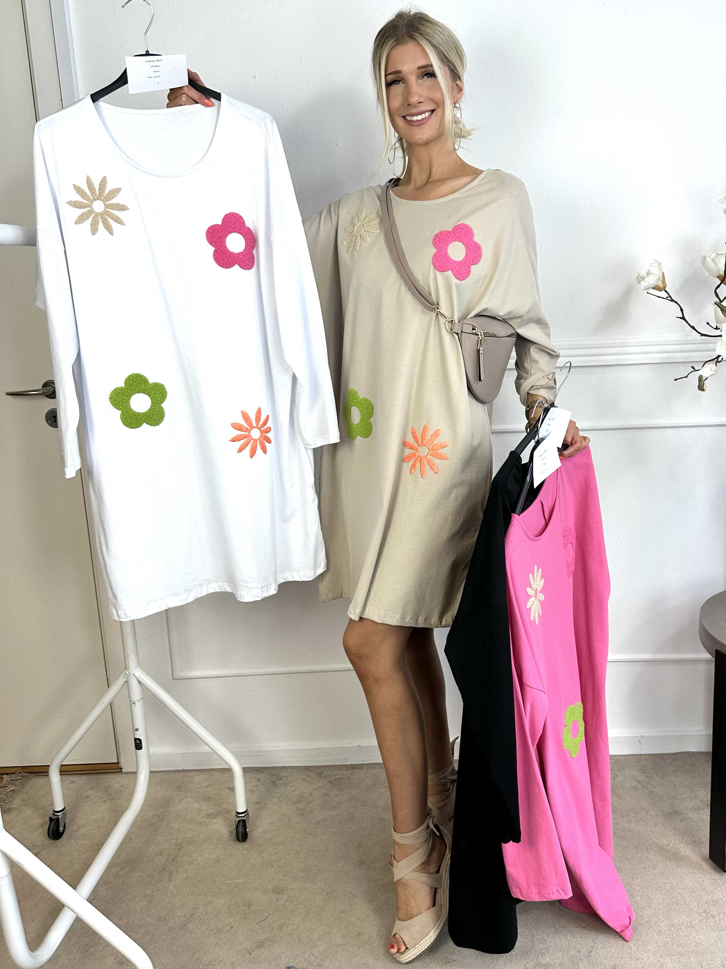 Susanna - Joggingklänning i bomull med färgade blommotiv